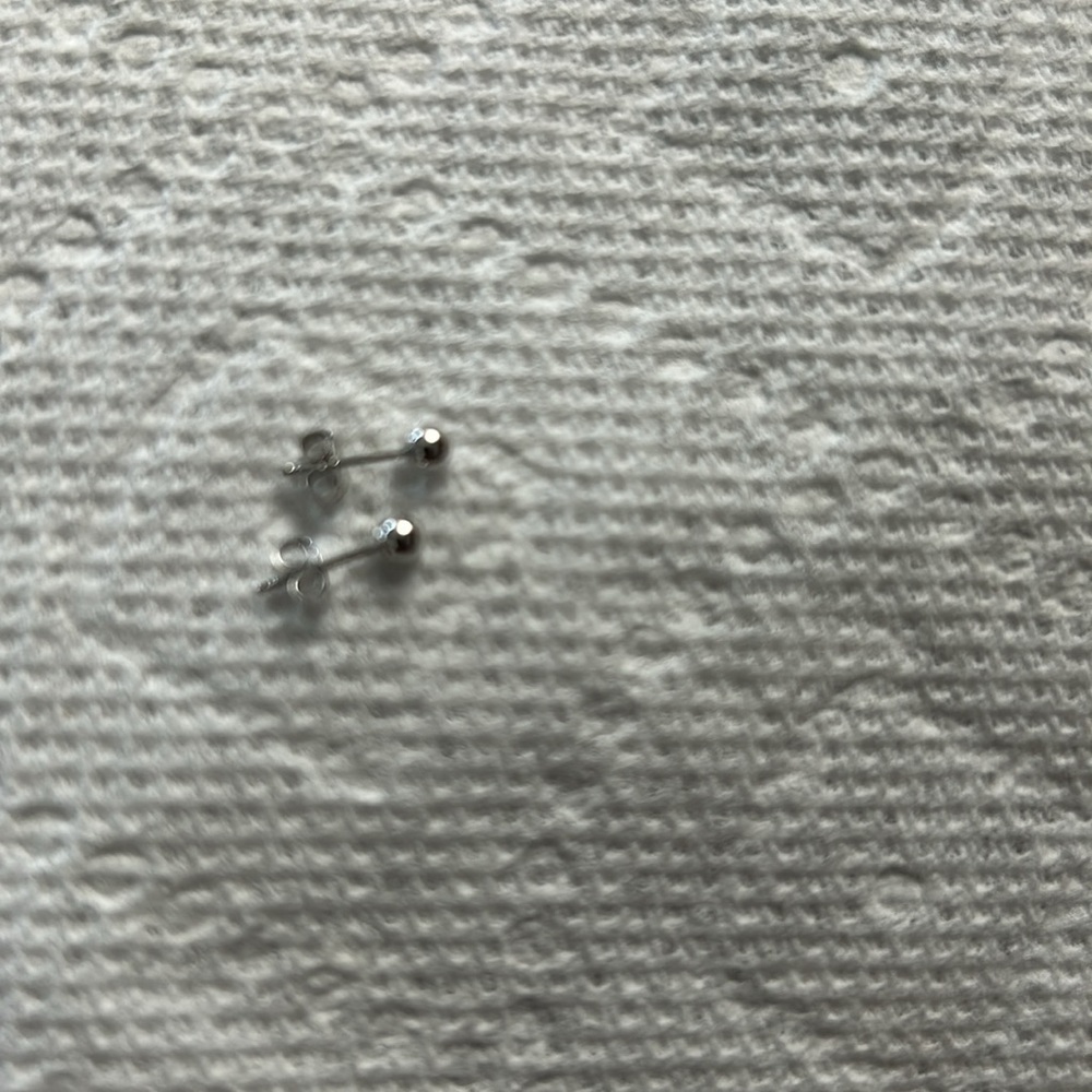 Ordina 14k white gold, 3mm stud earrings. New, never worn: excellent! - Picture 2 of 6